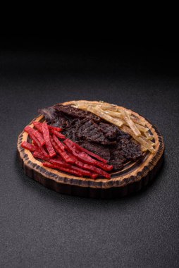 Kurutulmuş et ya da meze, tuz ve baharatlı tavuk ve balık. Kurutulmuş bira atıştırmalıkları