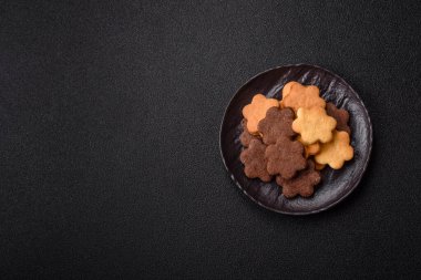 Kakao aromalı çıtır bisküvi, evde pişirme. Yemek masası için tatlı olarak bisküvi.