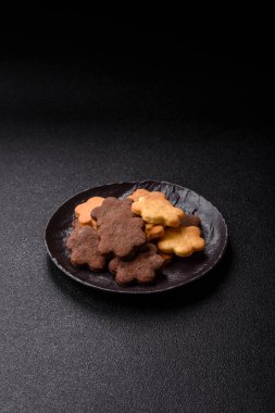 Kakao aromalı çıtır bisküvi, evde pişirme. Yemek masası için tatlı olarak bisküvi.