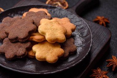 Kakao aromalı çıtır bisküvi, evde pişirme. Yemek masası için tatlı olarak bisküvi.