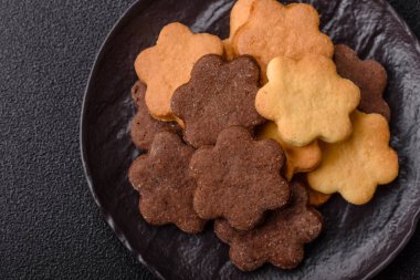 Kakao aromalı çıtır bisküvi, evde pişirme. Yemek masası için tatlı olarak bisküvi.