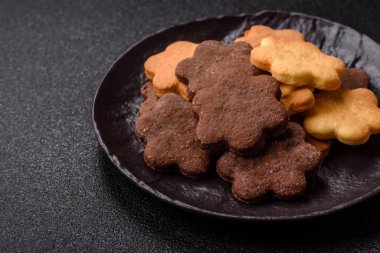 Kakao aromalı çıtır bisküvi, evde pişirme. Yemek masası için tatlı olarak bisküvi.