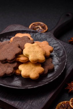 Kakao aromalı çıtır bisküvi, evde pişirme. Yemek masası için tatlı olarak bisküvi.