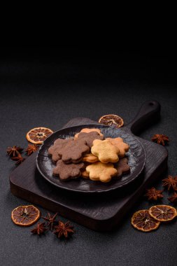 Kakao aromalı çıtır bisküvi, evde pişirme. Yemek masası için tatlı olarak bisküvi.