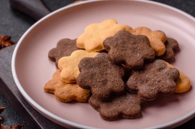 Kakao aromalı çıtır bisküvi, evde pişirme. Yemek masası için tatlı olarak bisküvi.