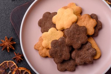 Kakao aromalı çıtır bisküvi, evde pişirme. Yemek masası için tatlı olarak bisküvi.