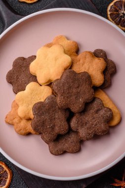 Kakao aromalı çıtır bisküvi, evde pişirme. Yemek masası için tatlı olarak bisküvi.