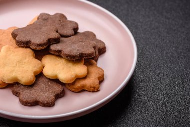 Kakao aromalı çıtır bisküvi, evde pişirme. Yemek masası için tatlı olarak bisküvi.