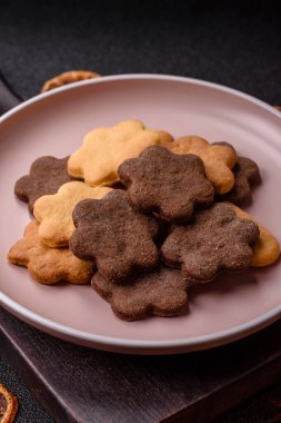 Kakao aromalı çıtır bisküvi, evde pişirme. Yemek masası için tatlı olarak bisküvi.