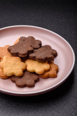 Kakao aromalı çıtır bisküvi, evde pişirme. Yemek masası için tatlı olarak bisküvi.