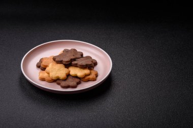 Kakao aromalı çıtır bisküvi, evde pişirme. Yemek masası için tatlı olarak bisküvi.