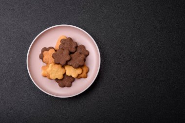 Kakao aromalı çıtır bisküvi, evde pişirme. Yemek masası için tatlı olarak bisküvi.