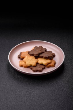 Kakao aromalı çıtır bisküvi, evde pişirme. Yemek masası için tatlı olarak bisküvi.