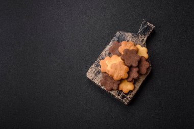 Kakao aromalı çıtır bisküvi, evde pişirme. Yemek masası için tatlı olarak bisküvi.