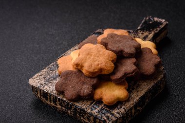 Kakao aromalı çıtır bisküvi, evde pişirme. Yemek masası için tatlı olarak bisküvi.