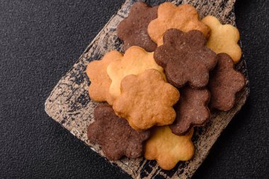 Kakao aromalı çıtır bisküvi, evde pişirme. Yemek masası için tatlı olarak bisküvi.