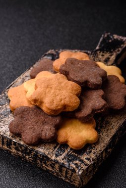 Kakao aromalı çıtır bisküvi, evde pişirme. Yemek masası için tatlı olarak bisküvi.