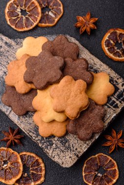 Kakao aromalı çıtır bisküvi, evde pişirme. Yemek masası için tatlı olarak bisküvi.