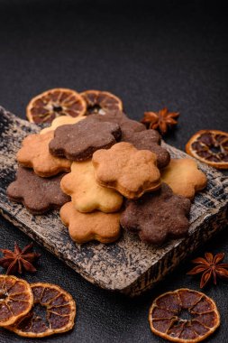 Kakao aromalı çıtır bisküvi, evde pişirme. Yemek masası için tatlı olarak bisküvi.