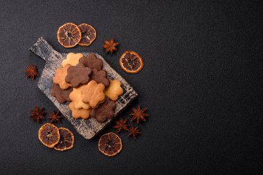 Kakao aromalı çıtır bisküvi, evde pişirme. Yemek masası için tatlı olarak bisküvi.