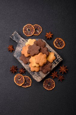 Kakao aromalı çıtır bisküvi, evde pişirme. Yemek masası için tatlı olarak bisküvi.