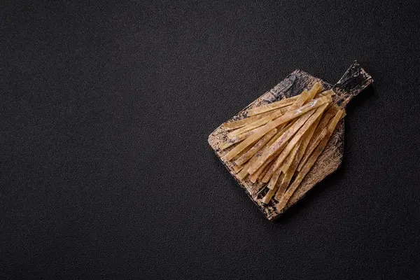 Yiyecek, atıştırmalık ya da kurutulmuş tuzlu balıktan yapılmış baharatlı kurutulmuş et. Atıştırmalıklar balık kuru bira çubukları