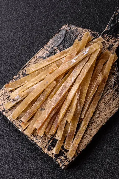 Yiyecek, atıştırmalık ya da kurutulmuş tuzlu balıktan yapılmış baharatlı kurutulmuş et. Atıştırmalıklar balık kuru bira çubukları