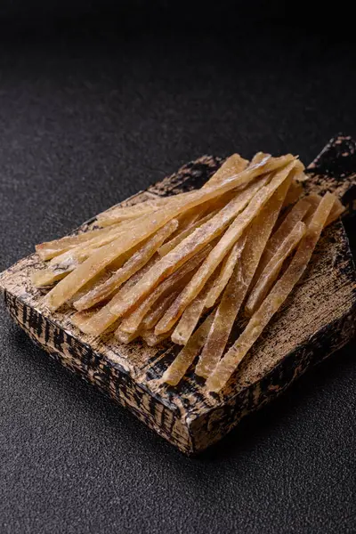 Yiyecek, atıştırmalık ya da kurutulmuş tuzlu balıktan yapılmış baharatlı kurutulmuş et. Atıştırmalıklar balık kuru bira çubukları