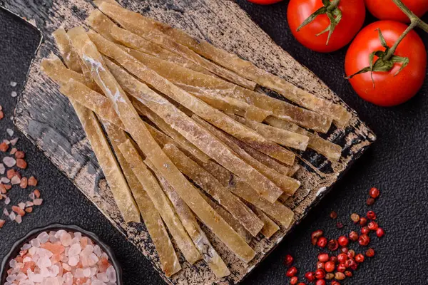 Yiyecek, atıştırmalık ya da kurutulmuş tuzlu balıktan yapılmış baharatlı kurutulmuş et. Atıştırmalıklar balık kuru bira çubukları