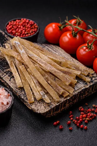 Yiyecek, atıştırmalık ya da kurutulmuş tuzlu balıktan yapılmış baharatlı kurutulmuş et. Atıştırmalıklar balık kuru bira çubukları