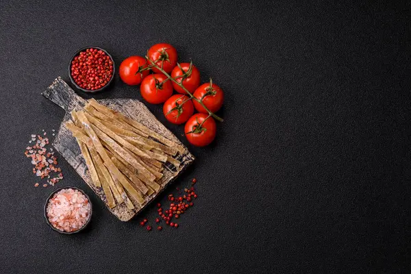 Yiyecek, atıştırmalık ya da kurutulmuş tuzlu balıktan yapılmış baharatlı kurutulmuş et. Atıştırmalıklar balık kuru bira çubukları