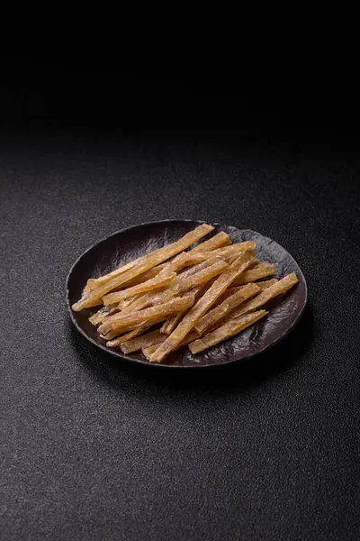 Yiyecek, atıştırmalık ya da kurutulmuş tuzlu balıktan yapılmış baharatlı kurutulmuş et. Atıştırmalıklar balık kuru bira çubukları