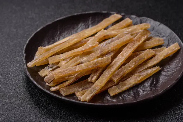 Yiyecek, atıştırmalık ya da kurutulmuş tuzlu balıktan yapılmış baharatlı kurutulmuş et. Atıştırmalıklar balık kuru bira çubukları