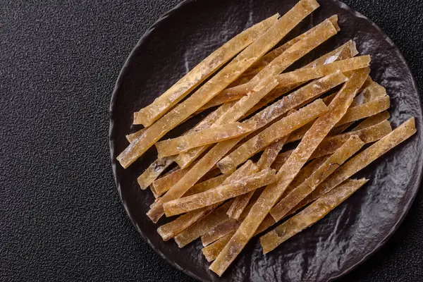 Yiyecek, atıştırmalık ya da kurutulmuş tuzlu balıktan yapılmış baharatlı kurutulmuş et. Atıştırmalıklar balık kuru bira çubukları