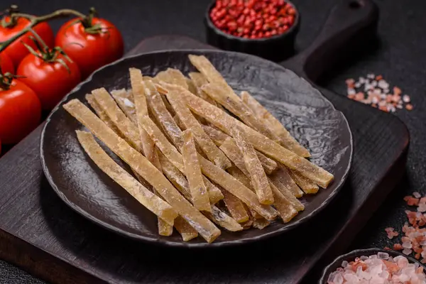 Yiyecek, atıştırmalık ya da kurutulmuş tuzlu balıktan yapılmış baharatlı kurutulmuş et. Atıştırmalıklar balık kuru bira çubukları