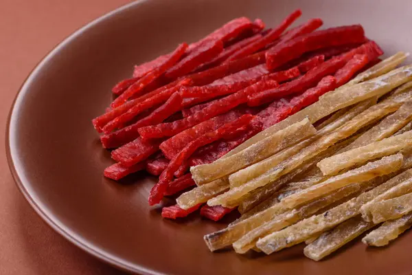 Bir set kurutulmuş et ya da tuzlu ve baharatlı tavuk ve balık. Kurutulmuş bira atıştırmalıkları