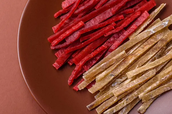 Bir set kurutulmuş et ya da tuzlu ve baharatlı tavuk ve balık. Kurutulmuş bira atıştırmalıkları