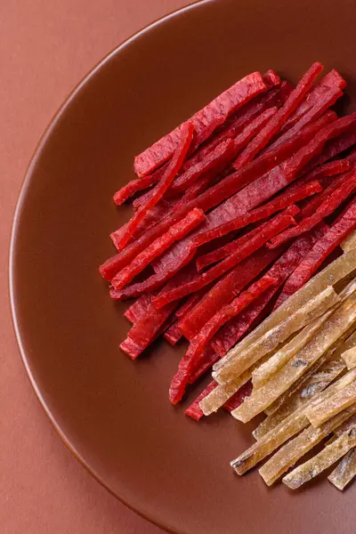 Bir set kurutulmuş et ya da tuzlu ve baharatlı tavuk ve balık. Kurutulmuş bira atıştırmalıkları