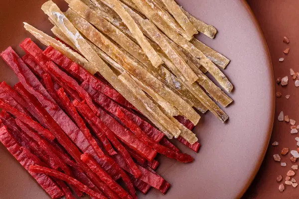 Bir set kurutulmuş et ya da tuzlu ve baharatlı tavuk ve balık. Kurutulmuş bira atıştırmalıkları