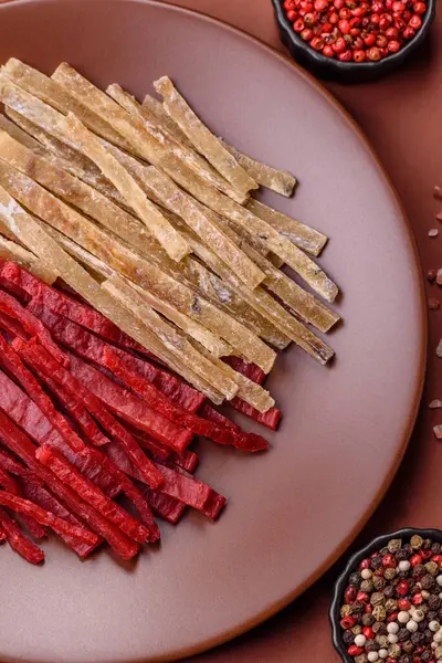 Bir set kurutulmuş et ya da tuzlu ve baharatlı tavuk ve balık. Kurutulmuş bira atıştırmalıkları