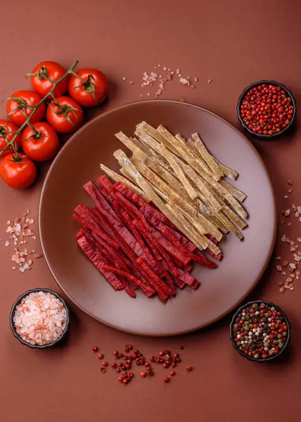 Bir set kurutulmuş et ya da tuzlu ve baharatlı tavuk ve balık. Kurutulmuş bira atıştırmalıkları