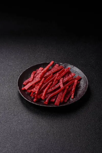 Kurutulmuş tavuk ve vişneli atıştırmalıklar. Bira ya da evcil hayvanlarınız için kurutulmuş, kurutulmuş atıştırmalıklar.