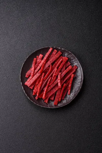 Kurutulmuş tavuk ve vişneli atıştırmalıklar. Bira ya da evcil hayvanlarınız için kurutulmuş, kurutulmuş atıştırmalıklar.