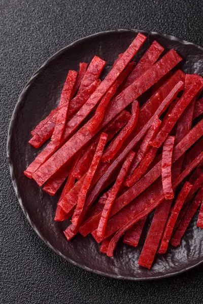 Kurutulmuş tavuk ve vişneli atıştırmalıklar. Bira ya da evcil hayvanlarınız için kurutulmuş, kurutulmuş atıştırmalıklar.