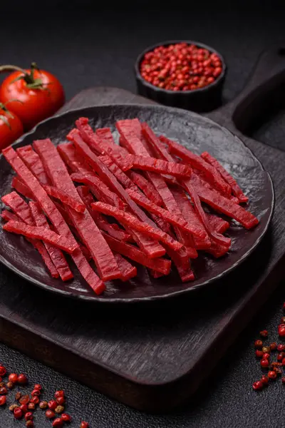 Kurutulmuş tavuk ve vişneli atıştırmalıklar. Bira ya da evcil hayvanlarınız için kurutulmuş, kurutulmuş atıştırmalıklar.