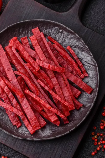 Kurutulmuş tavuk ve vişneli atıştırmalıklar. Bira ya da evcil hayvanlarınız için kurutulmuş, kurutulmuş atıştırmalıklar.