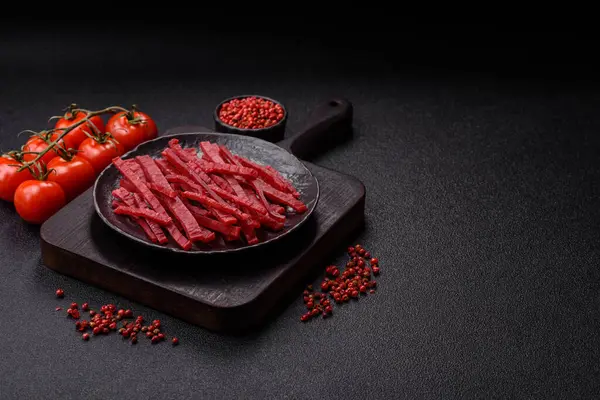 Kurutulmuş tavuk ve vişneli atıştırmalıklar. Bira ya da evcil hayvanlarınız için kurutulmuş, kurutulmuş atıştırmalıklar.