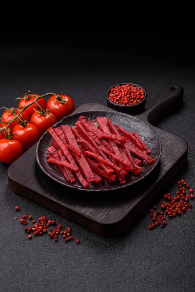 Kurutulmuş tavuk ve vişneli atıştırmalıklar. Bira ya da evcil hayvanlarınız için kurutulmuş, kurutulmuş atıştırmalıklar.