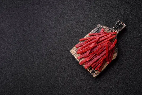 Kurutulmuş tavuk ve vişneli atıştırmalıklar. Bira ya da evcil hayvanlarınız için kurutulmuş, kurutulmuş atıştırmalıklar.