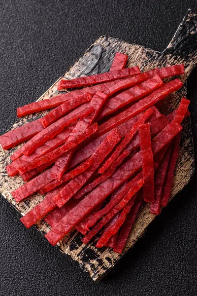 Kurutulmuş tavuk ve vişneli atıştırmalıklar. Bira ya da evcil hayvanlarınız için kurutulmuş, kurutulmuş atıştırmalıklar.